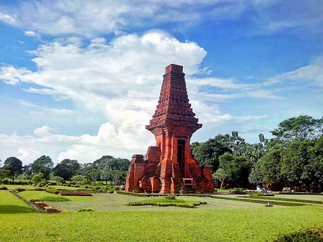Java Temples to Volcanoes, Jombang, Candi Bajang Ratu