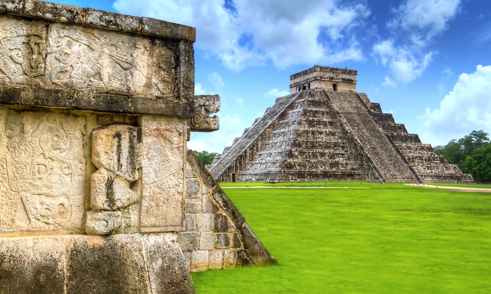 The Aztec & Maya Civilization, Kukulkan pyramid of Chichen Itza