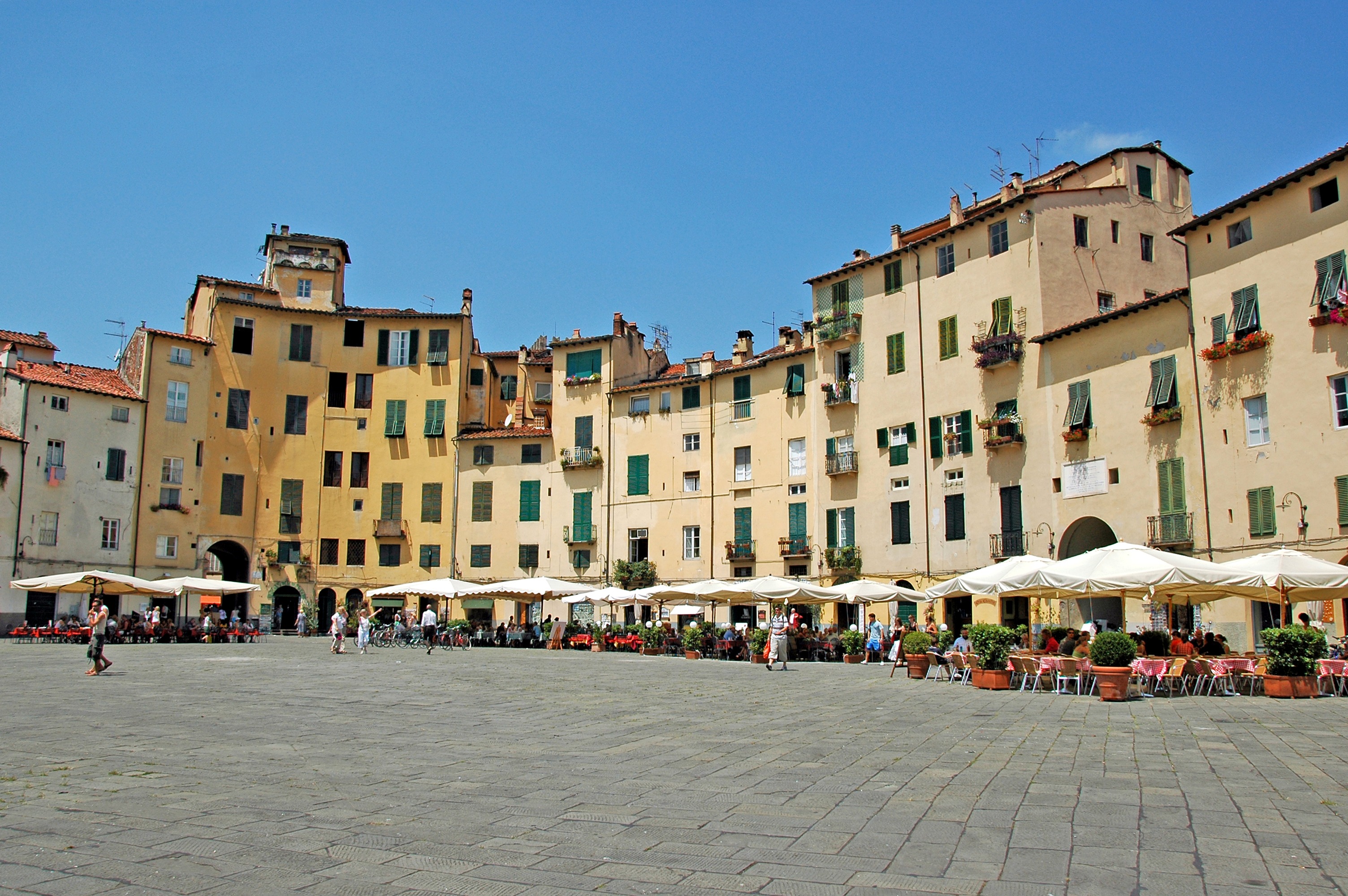 Tuscan Treats | Piazza Anfiteatro, Lucca, Italy